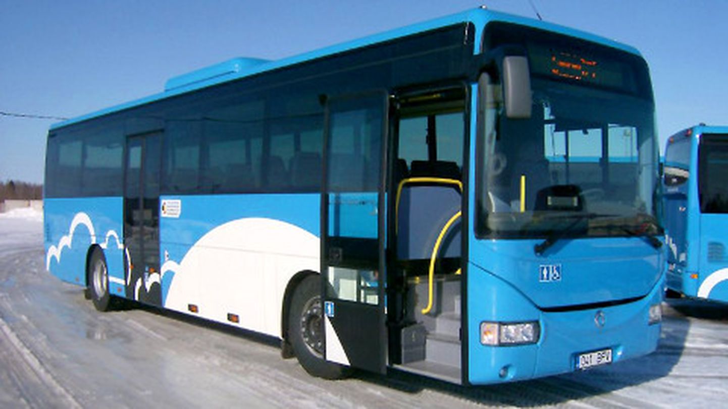 Uued taevakarva bussid ootasid pikka aega oma tundi Paldiski sadamas ning seisavad nüüd Narva bussipargi territooriumil.
