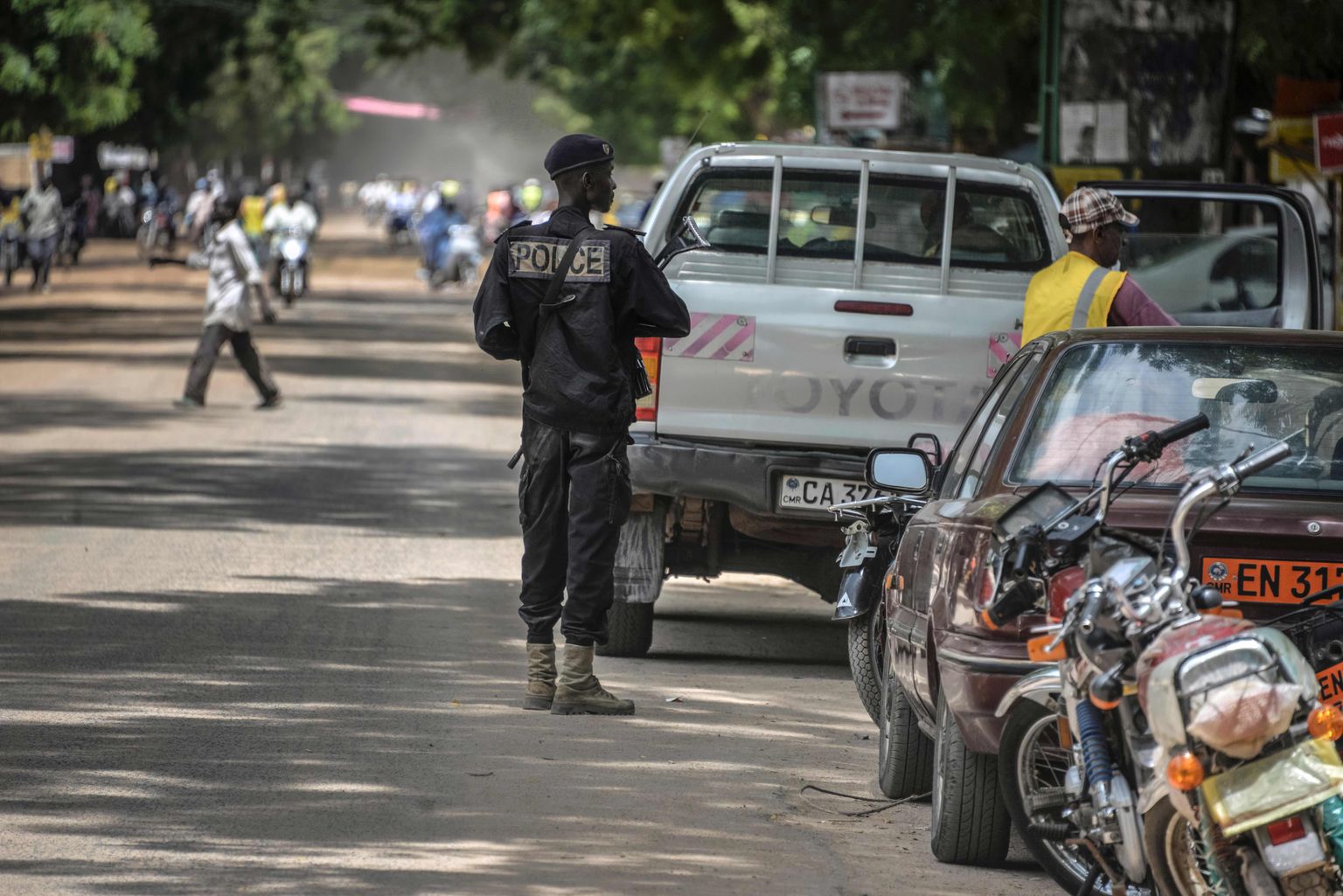 Kameruni politseiametnik Maroua tänavatel patrullimas.