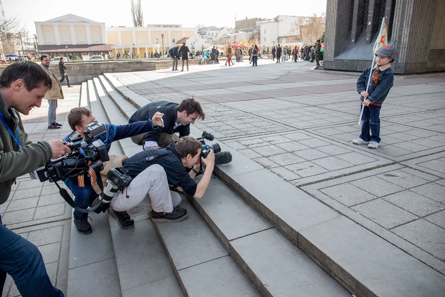 PÃ¤ev enne referendumit kogunes paarsada ajakirjanikku omakaitsevÃ¤elaste poolt turvatud Krimmi parlamendihoone juurde akrediteeringuid kÃ¤tte saama. 15MAR14. Foto: ERIK PROZES / POSTIMEES