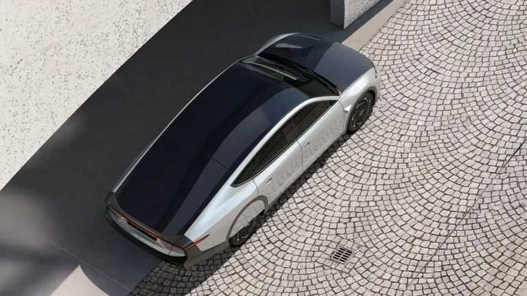 Efektiivsete päikesepaneelidega on kaetud uue elektriauto katus ja kapott. Need annavad iga tunniga juurde 9,6 kilomeetrit sõiduulatust.