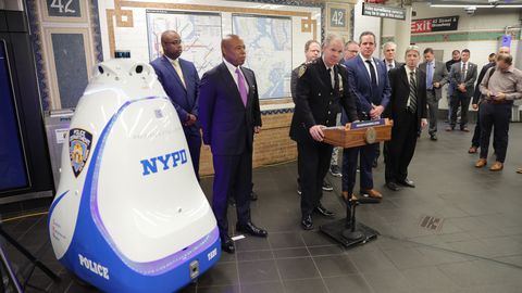 PÄTTIDE POKSIKOTT? ⟩ New Yorgi politsei saadab tänavale korda pidama ilma käte, jalgade ja relvadeta roboti