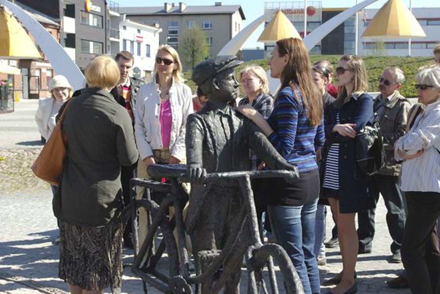 Eesti turismikorraldajad kuulavad Rakvere keskväljakul Arvo Pärdile pühendatud skulptuuri juures Kaja Visnapuud.