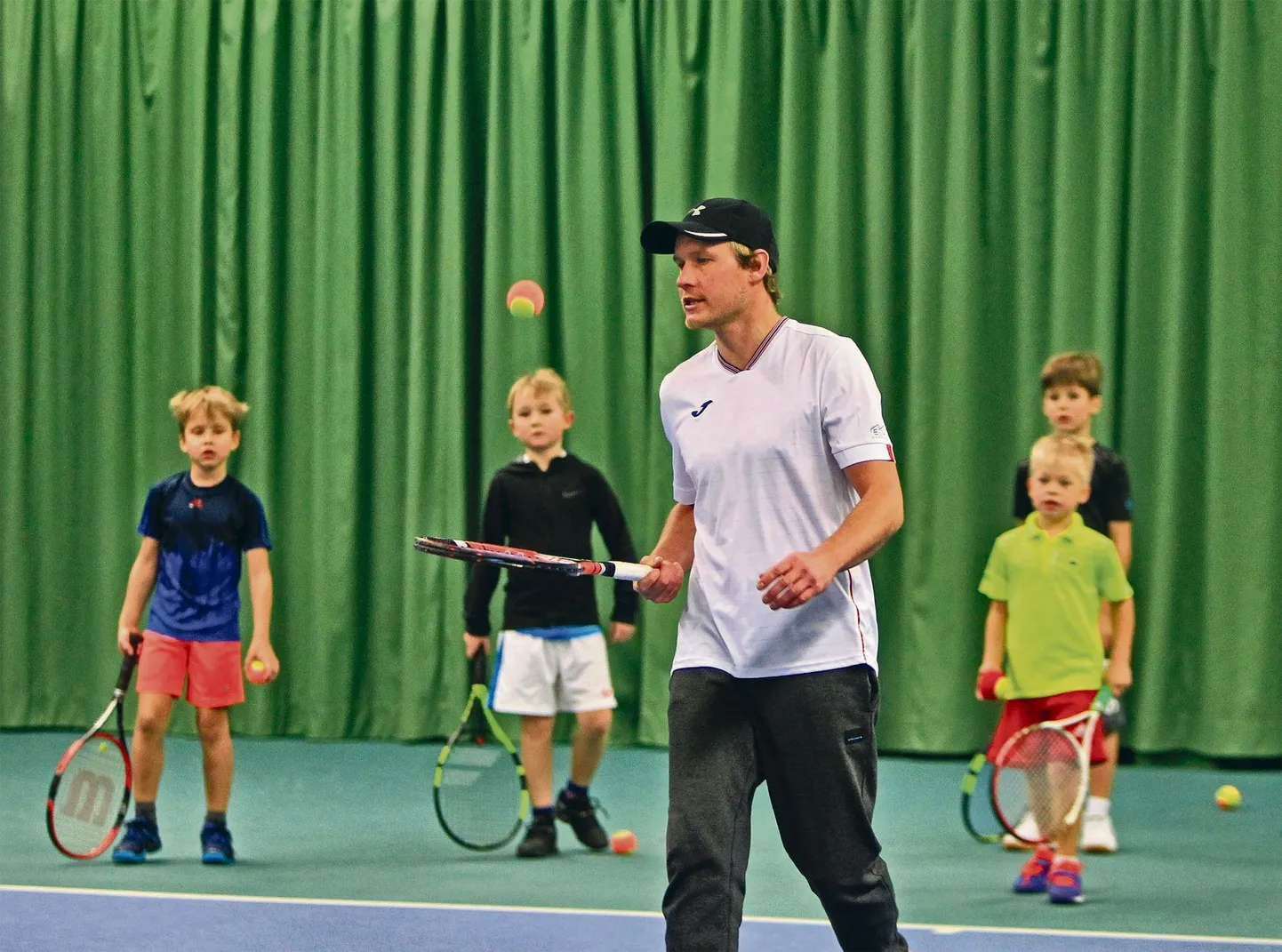 MK tennisekooli treener ja eestvedaja Martin Karis sai nädalapäevad tagasi kahe suure tunnustuse osaliseks. Eesti tenniseliit kuulutas Karise aasta noorte-
treeneriks ja tema tennisekooli aasta tennisekooliks.
