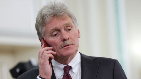 Kremlis komentē Trampa un Medvedeva savstarpējo aso vārdu apmaiņu