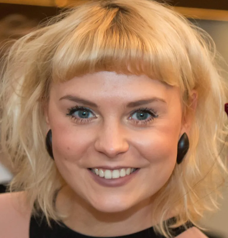 Adeele Sepp (29) on Ugala teatri näitleja ja lavastaja, kes kogus laiemat tuntust seriaalis «Kättemaksukontor». Osales ka näosaates. Adeele on Saaremaalt pärit nagu Uudogi.
Miks me teda armastame?
Adeele lihtsate ja armsate naabritüdruku maneeride varjus on tugeva karakteriga naine, nutikas isemõtleja ning talendikas artist. Teesklematu ja aus.