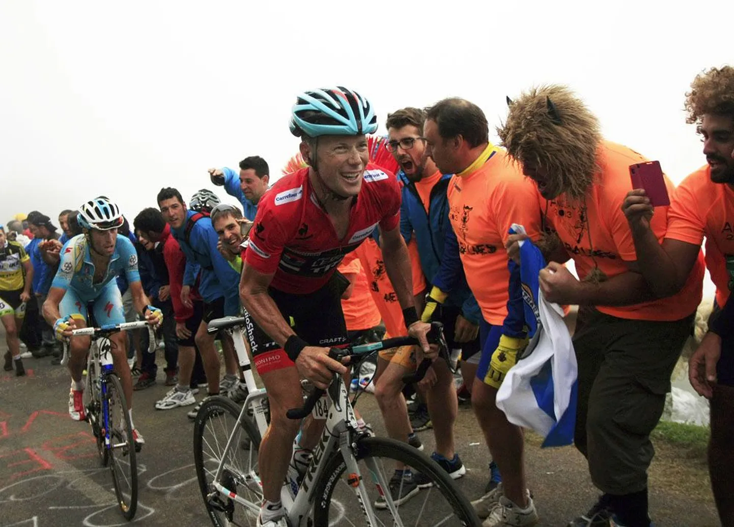 Võitlus saab lõpu: Chris Horner läheb Angliru tipus oma teed, Vincenzo Nibali jääb maha.