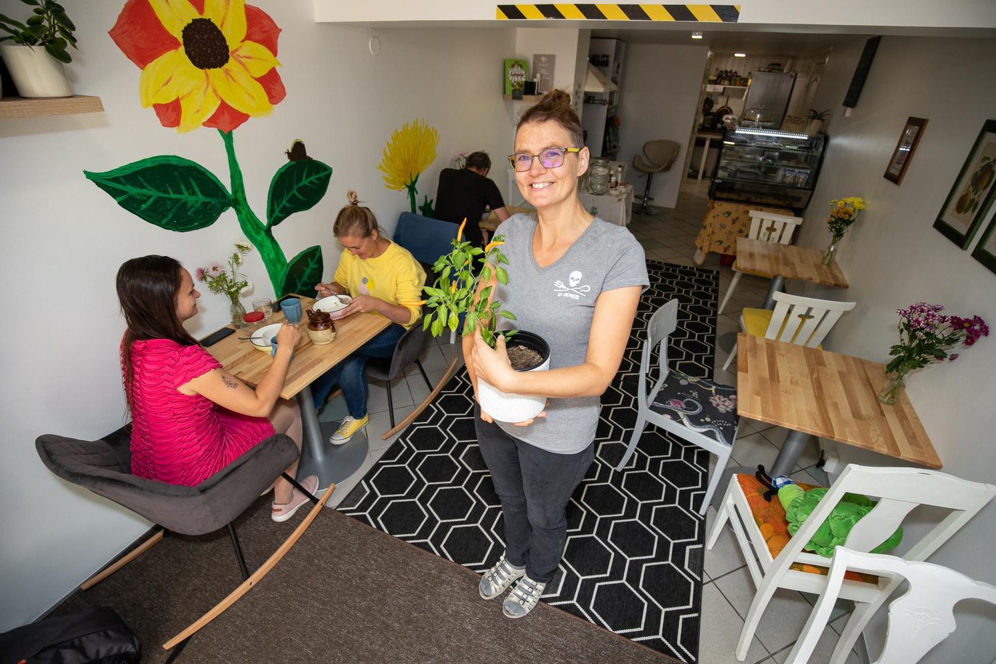 Mitu lille on pildil? Triin Nurk on pannud oma äri õitsema ja tähistas hiljuti Rakvere esimese veganikohviku esimest sünnipäeva.