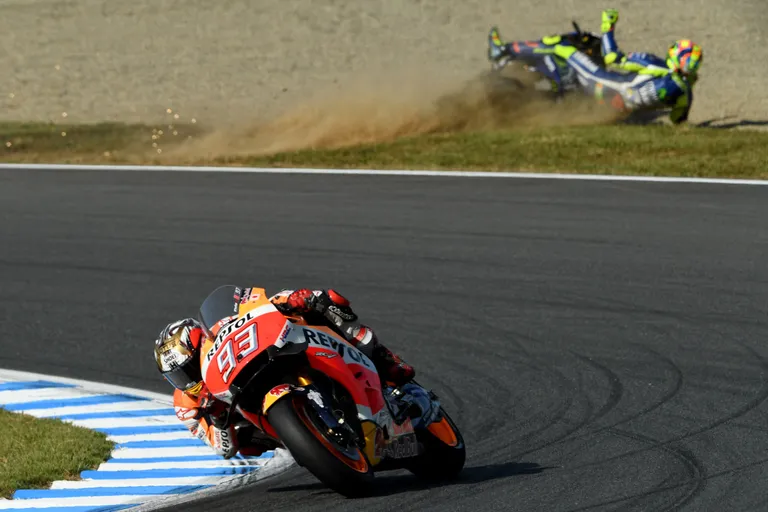 Valentino Rossi (taamal) lootused on äsja tolmupilve kadunud, Marc Marquez (esiplaanil) läheb MM-tiitli suunas. FOTO: Scanpix