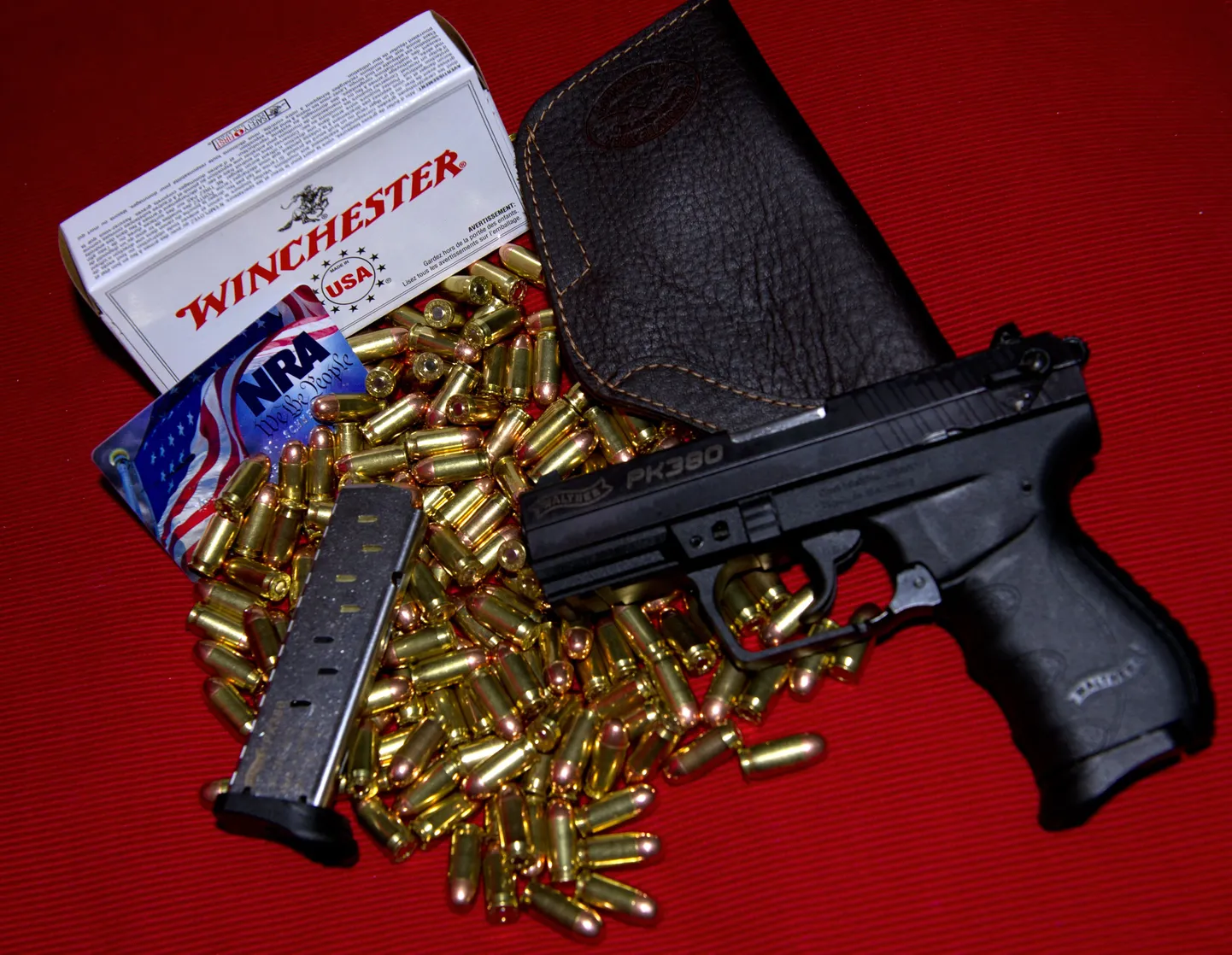 NRA liikmekaart ja tulirelv kuulidega.