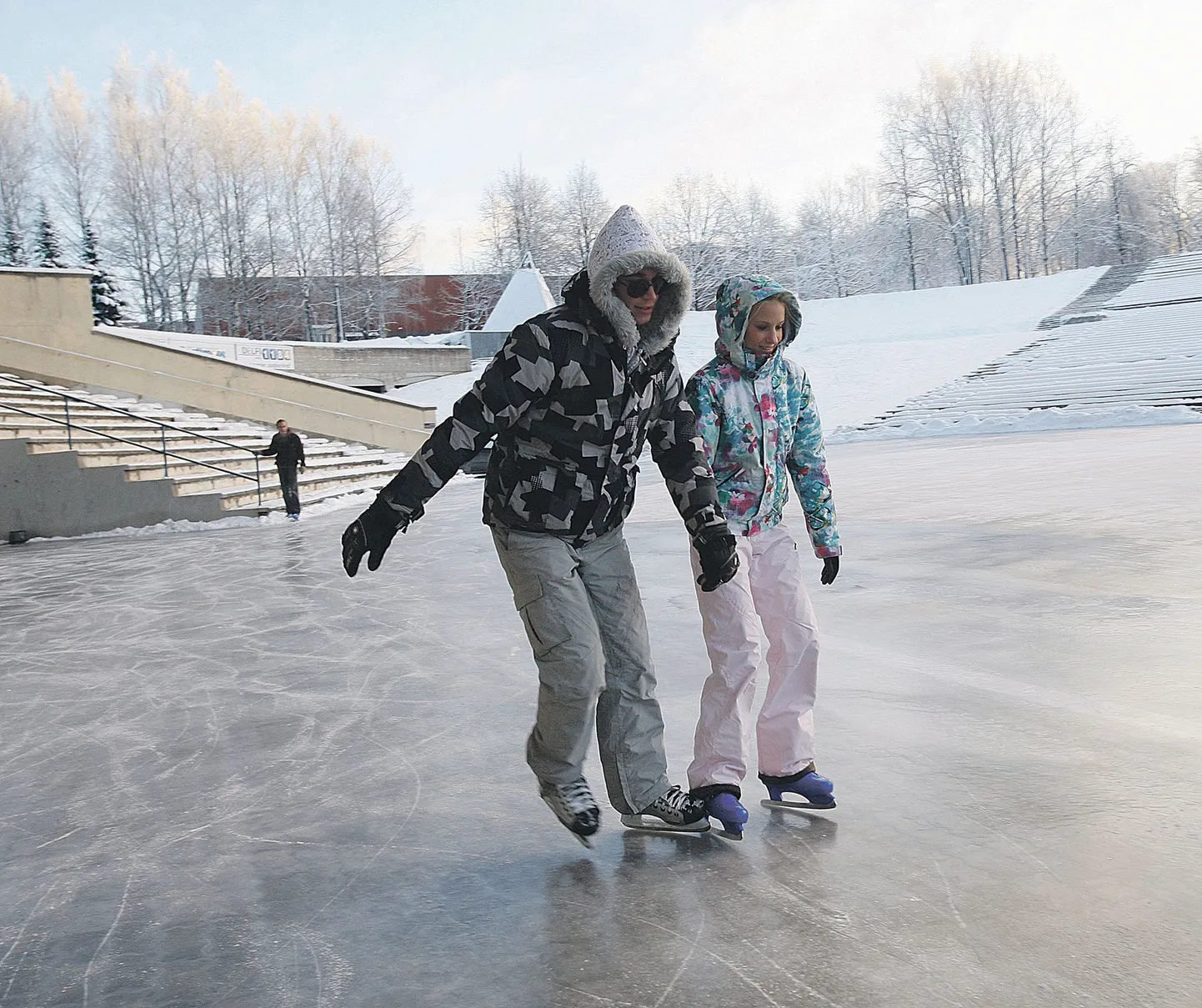 Samal ajal kui Tartu laululava liuvälja ühes otsas tehti eile keskpäeval veel jääd, viskasid selle talve kõige esimesed uisutajad tuttuuel jääl juba uisupoognaid.