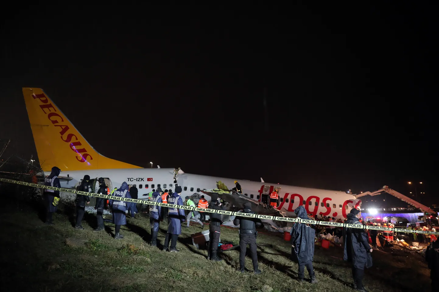 Pegasus Airlinesi Boeing 737-86J, mis sattus Türgi Istanbuli Saibha Gökceni  lennuväljal maandudes õnnetusse