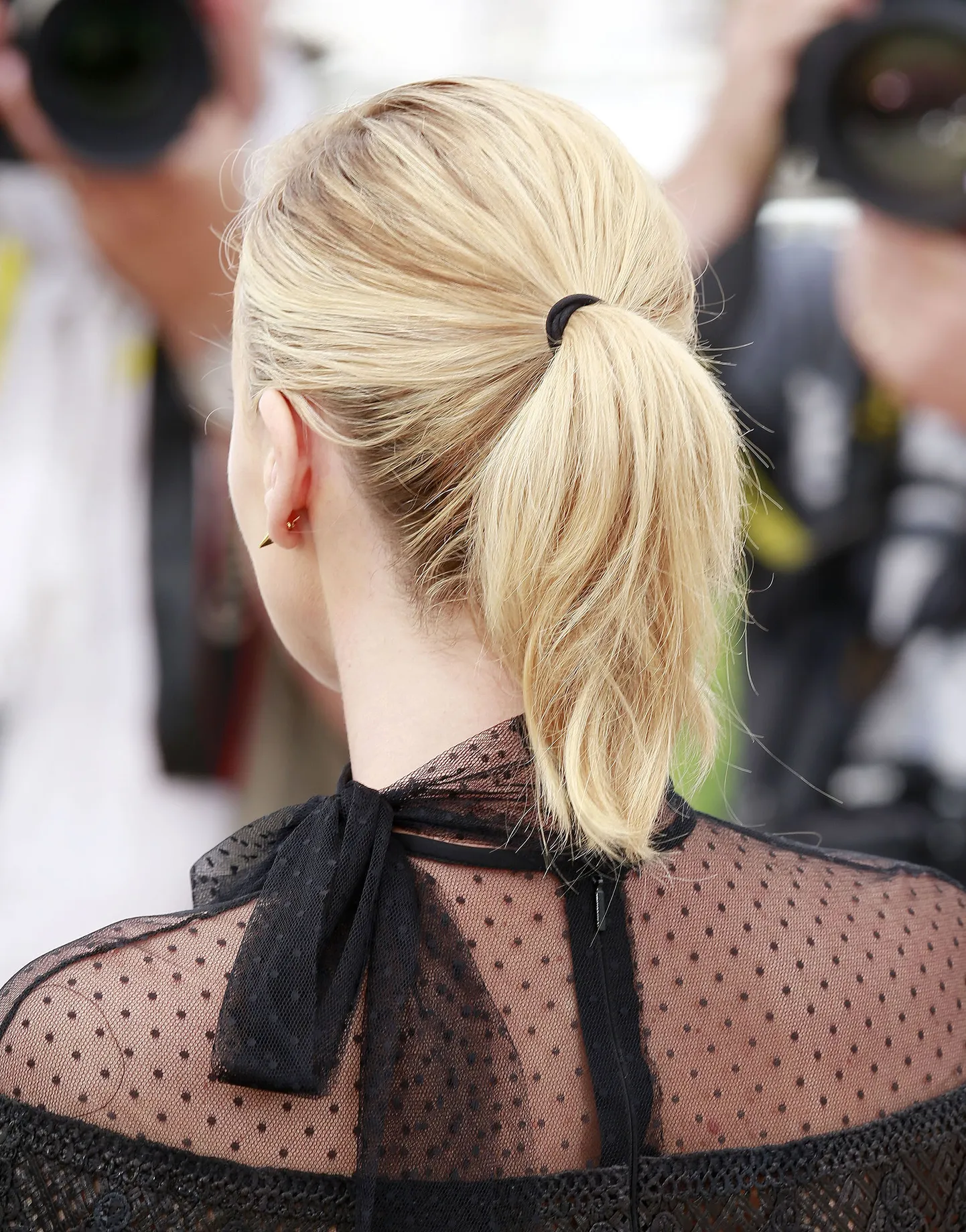Charlize Theron kannab kaunist hobusesaba.