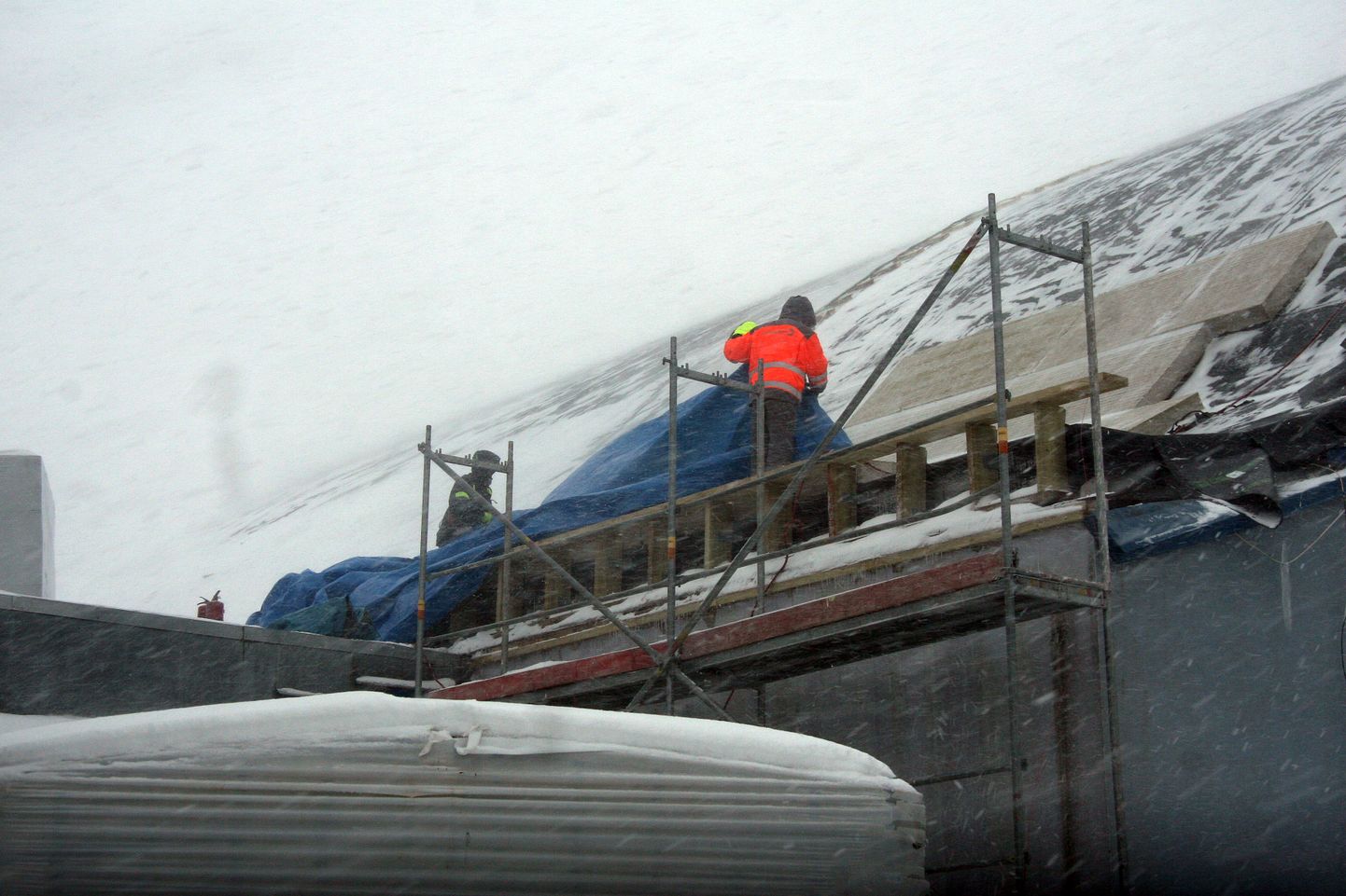 Tartu firma Savekate ehitajad on sunnitud töötama katusel karmides talvetingimustes.