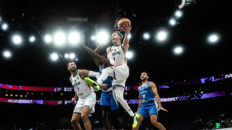 Latvijska košarkarska reprezentanca se pripravlja na tekmo proti Portugalski v kvalifikacijah za EuroBasket 2025