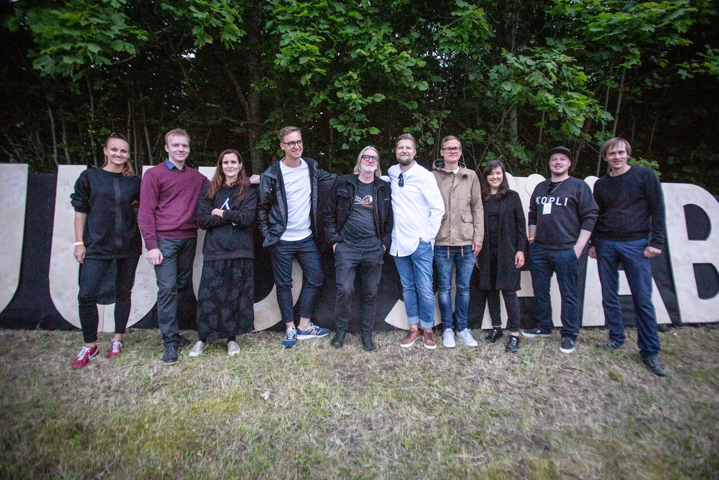 ÜLE 14 AASTA: Cosmoskva andis Juu Jääbil oma taasühinemiskontserdi. Fotol vasakult Liisu Ots, Mihkel Koppel, Marili Randla, Sander Mölder, festivali korraldaja Villu Veski, Priit Pruul, Ott Ojamaa, Pille-Rite Rei, Ranno Paukson ja Karlis Saar.