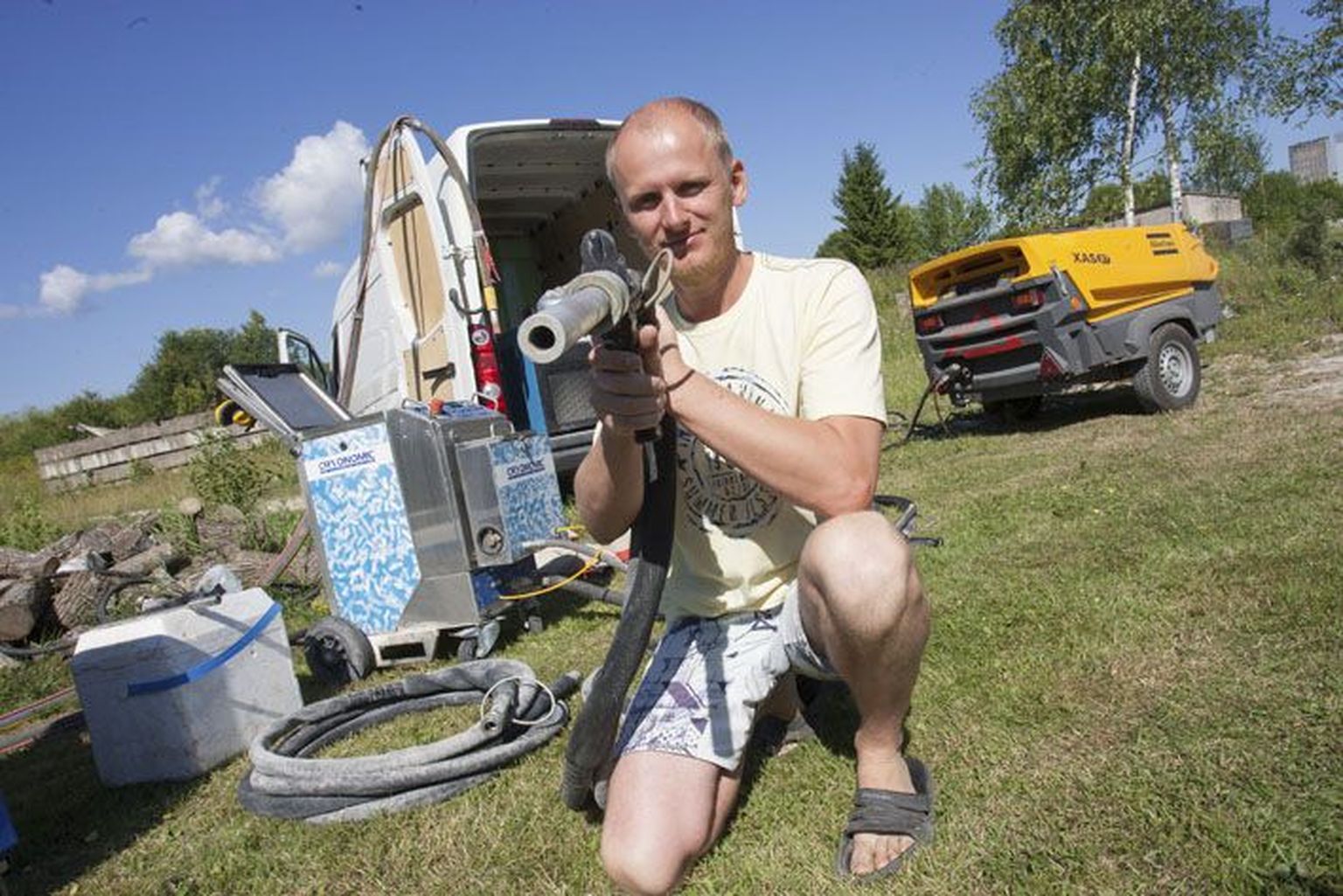 Reka Grupi omanik Kristjan Kaevu demonstreerib kuivjääpuhastusmasinat.