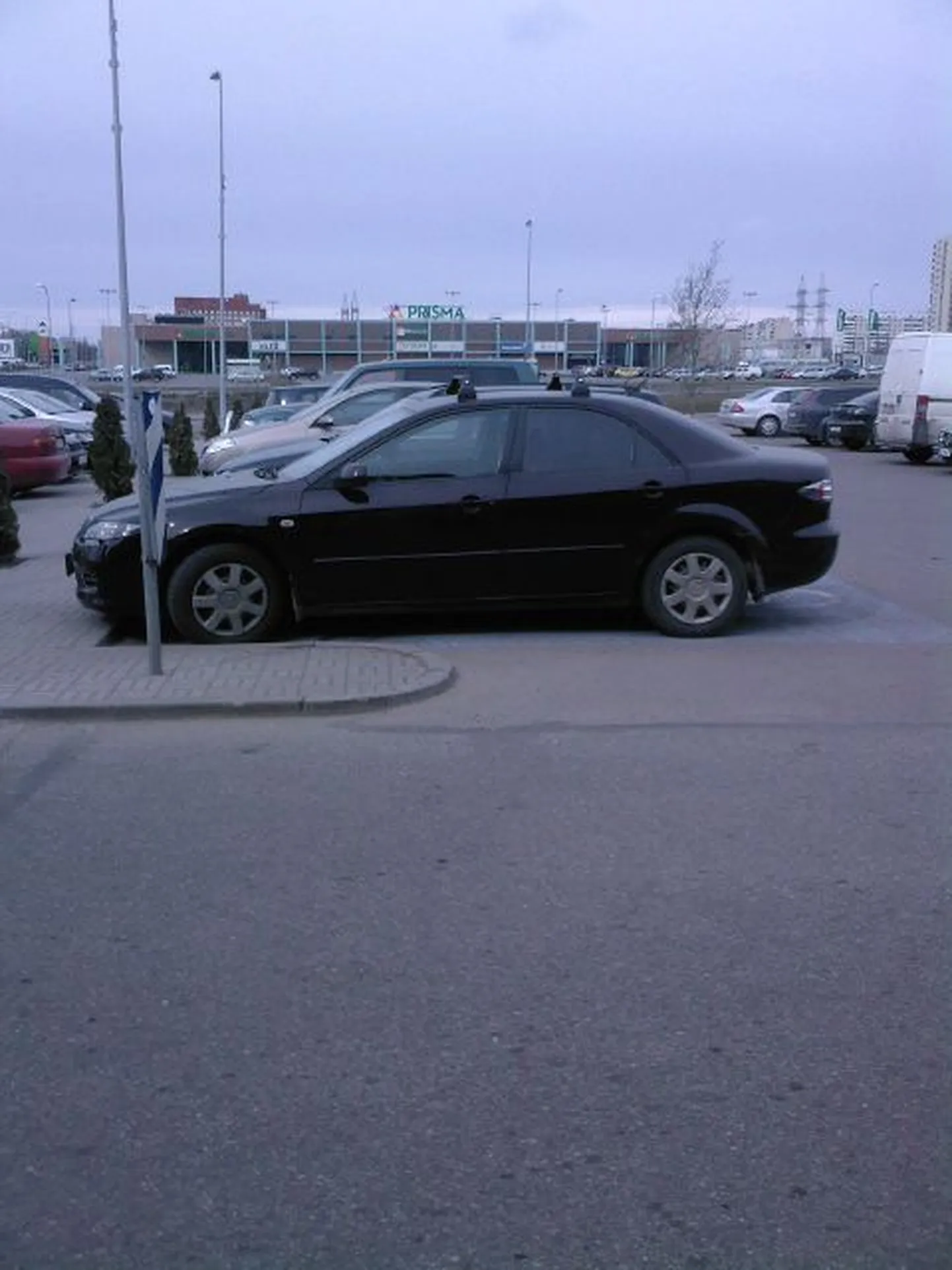 Tallinnas Lasnamäe Prisma juures pargib sõiduk puudega inimese kohal ilma selleks luba omamata.