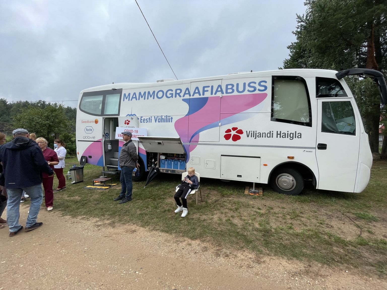 Viljandi haigla vaktsineerimisbuss Seto kuningriigipäevadel Lobotka külas.