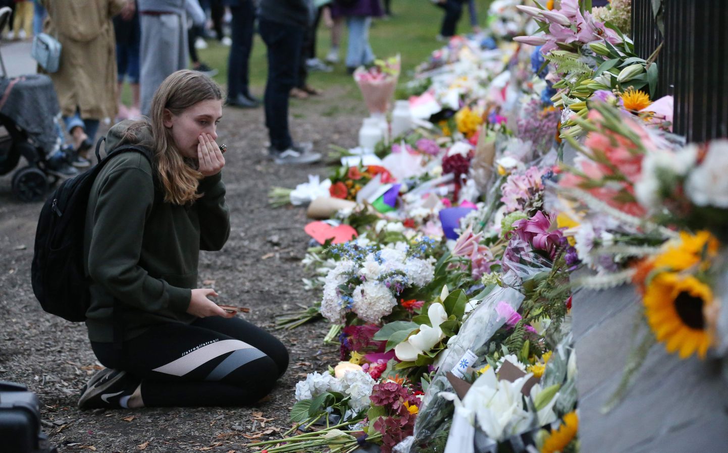 Люди скорбят о погибших во время теракта в Новой Зеландии.