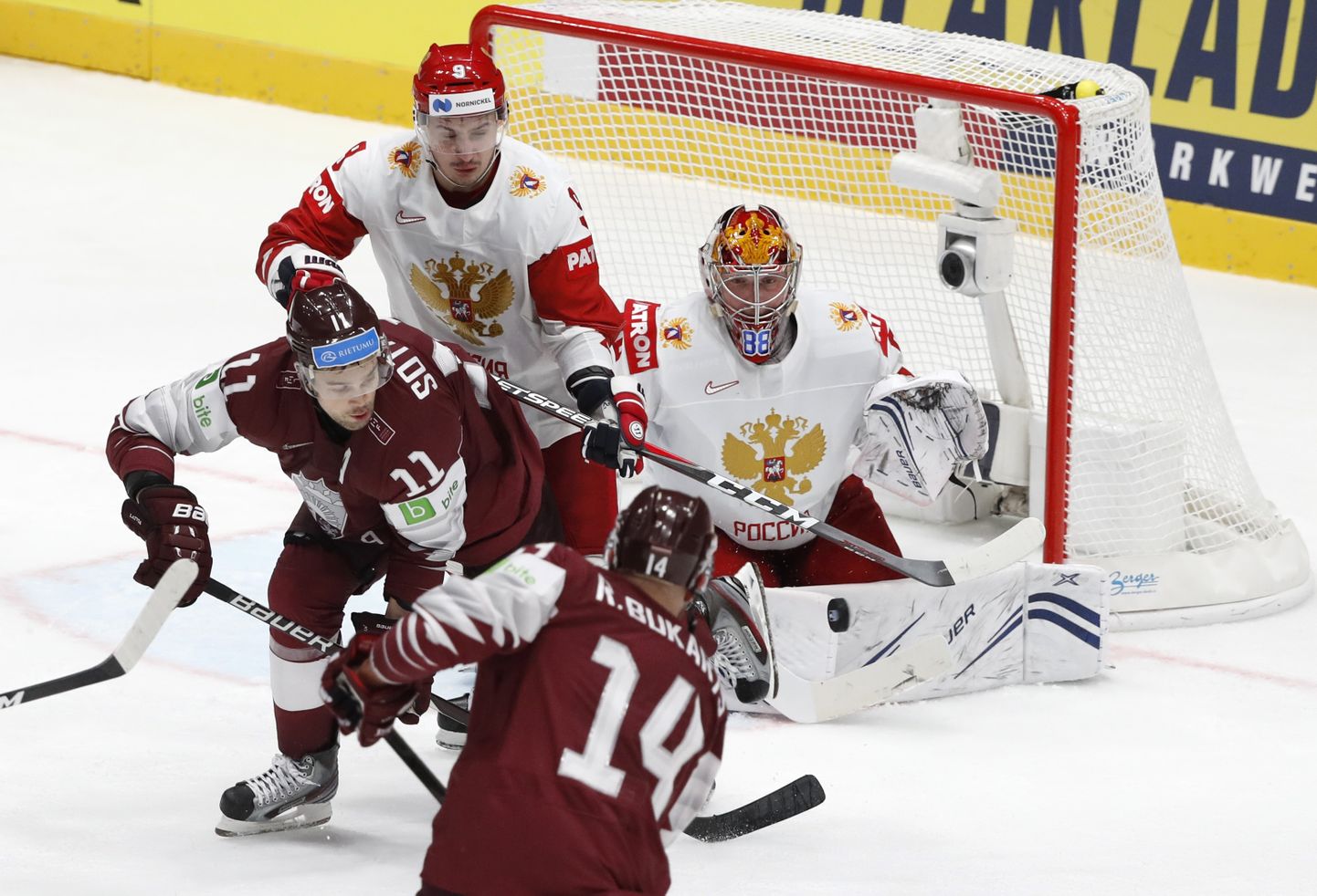 Läti koondislased Vene värava ees 2019. aastal jäähoki maailmameistrivõistluste kohtumisel Läti ja Venemaa vahel.