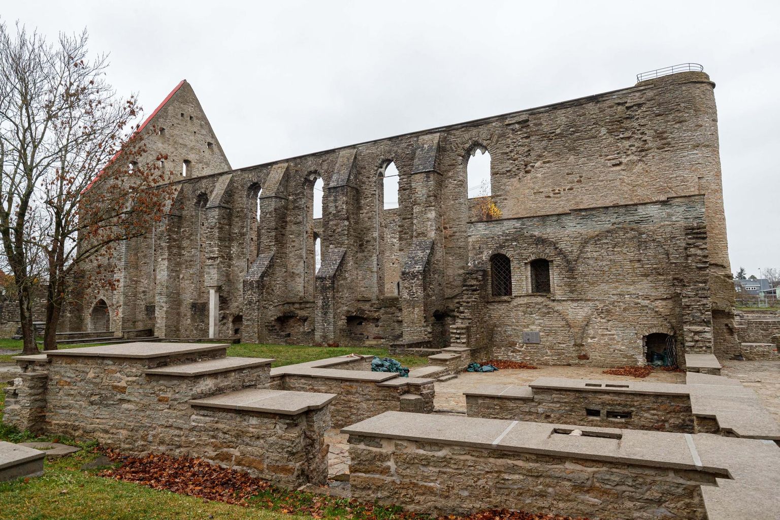 Tallinn tahaks Pirita kloostri varemetele katuse peale ehitada, sest ajutiste katuste paigaldamine on väga kulukas.