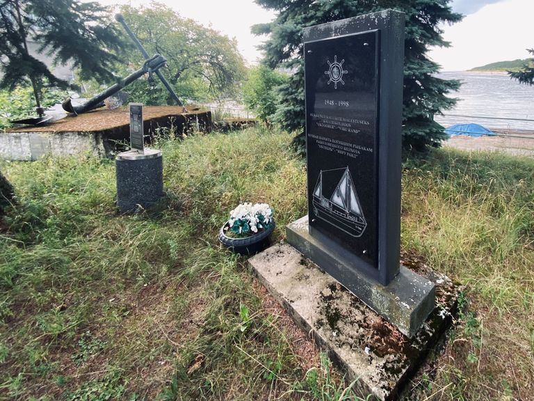 Hukkunud kalurite ja endise kalurikolhoosi Oktoober mälestuseks Narva-Jõesuu vanasse sadamasse püstitatud ning praeguseks pooleldi unustatud memoriaal.
