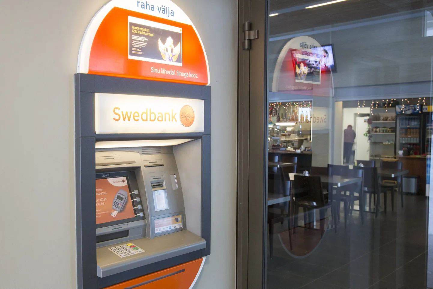 Swedbanki sularahaautomaat.