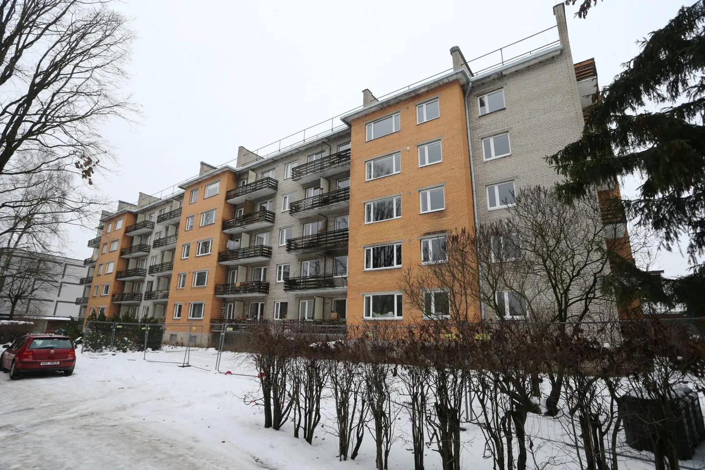Jaama tänava plahvatanud kortermajale said aknad ette alles novembris. Seetõttu ei saanud varem ka kortereid seest renoveerima hakata.