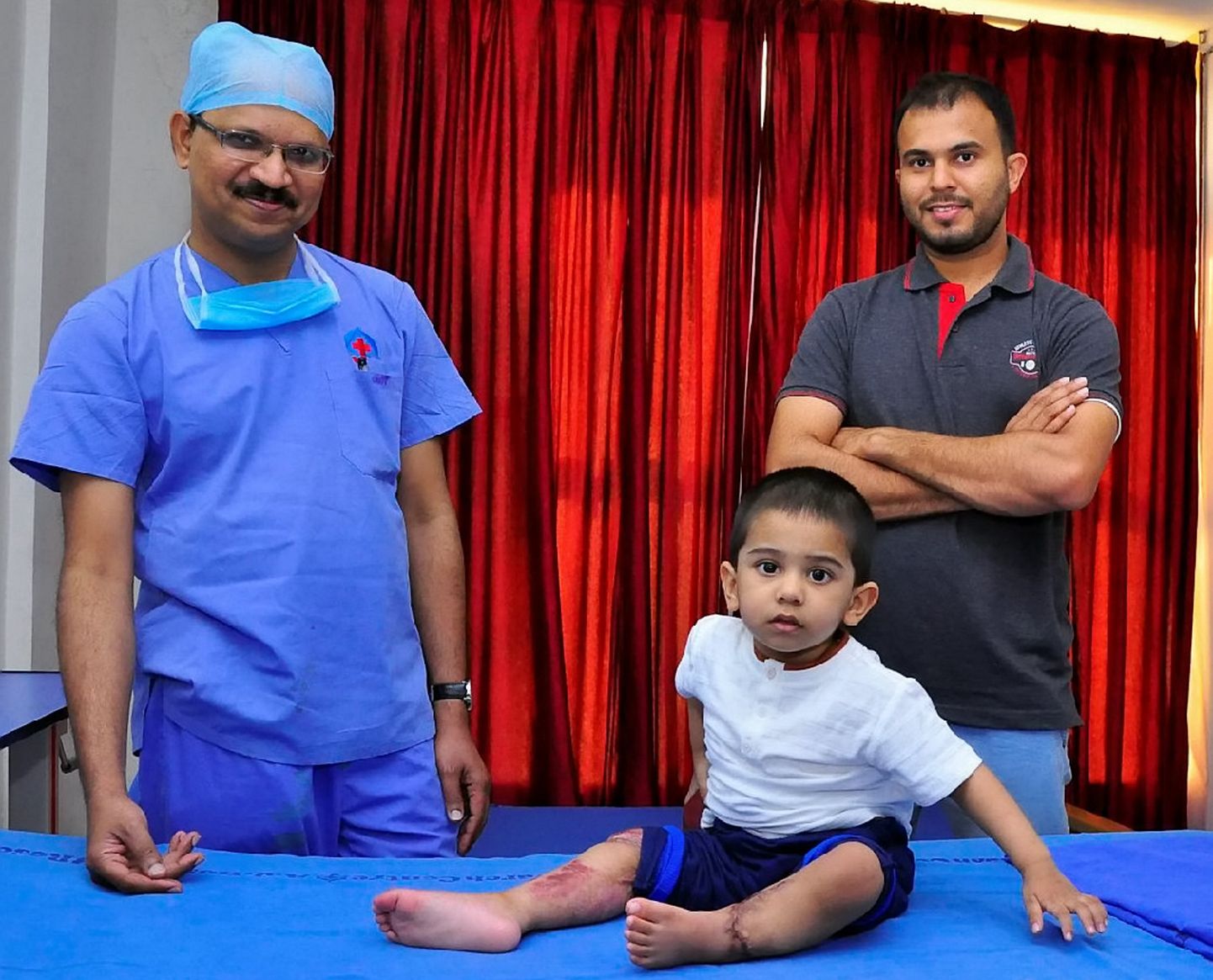 Mohammed Saleh koos arsti Dr. Dinesh Kadami ning oma isaga.