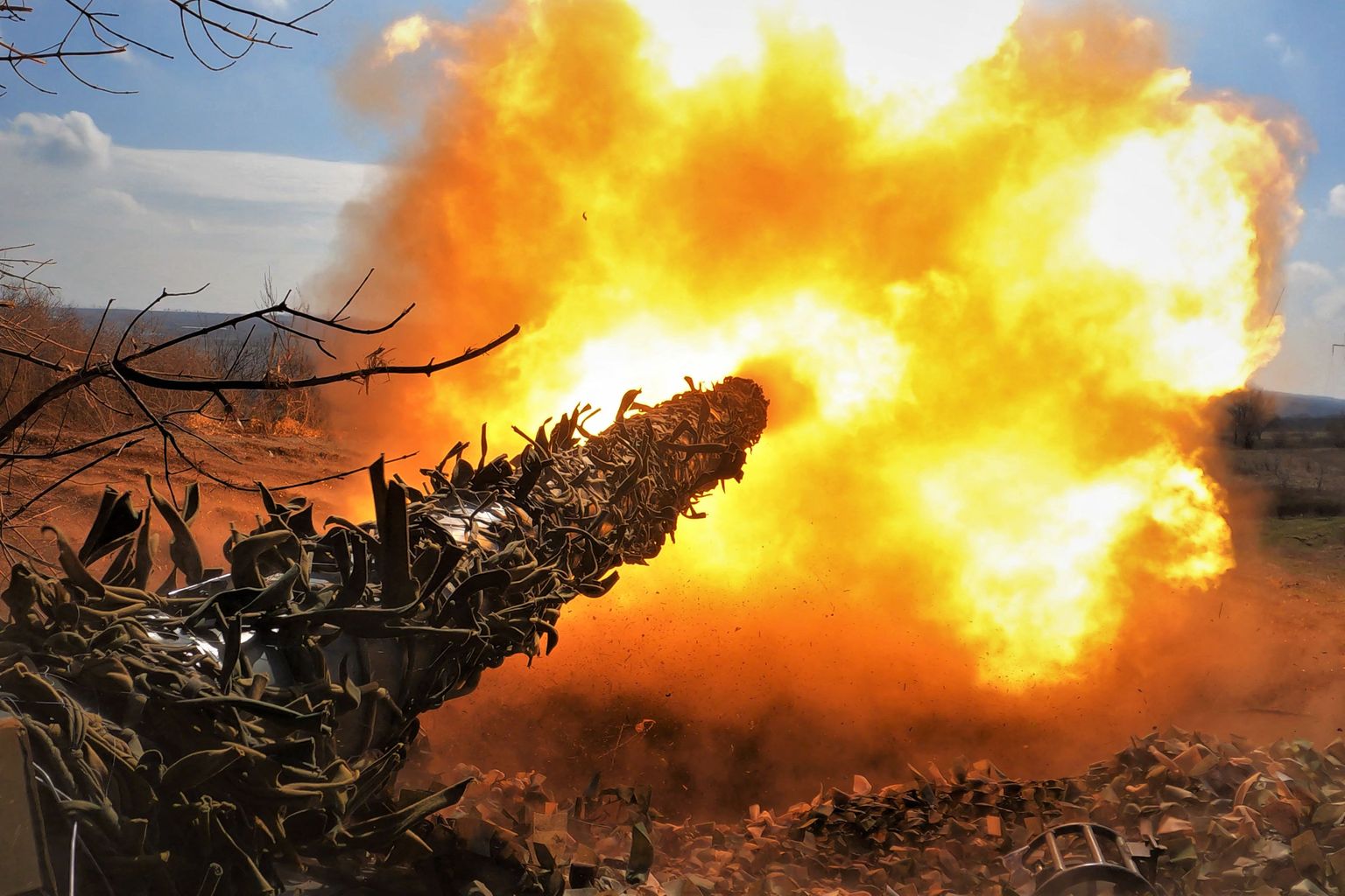 Ukrainlaste tank T-72 sülgamas tuld Bahmuti all 26. märtsil 2023.