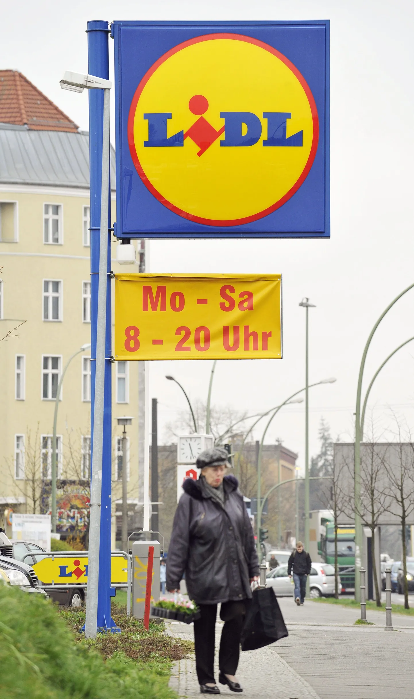 Lidli logo ja lahtiolekuajad Berliinis asuva poe juures.
