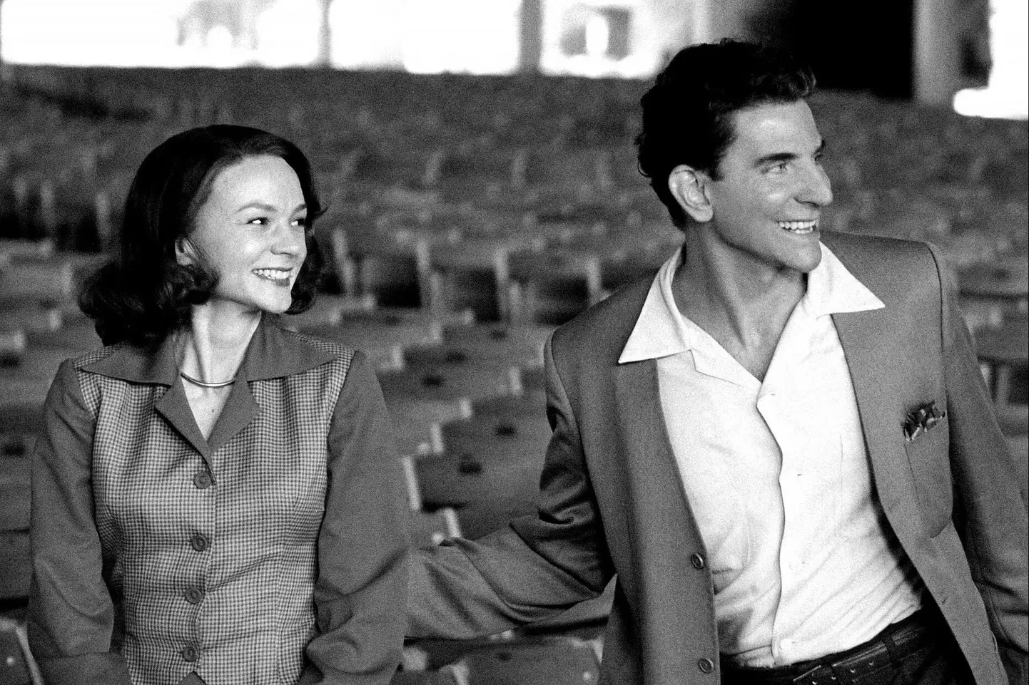 «Maestro»: sedamööda, kui edeneb Leonard Bernsteini (Bradley Cooper) ja tema abikaasa Felicia Montealegre (Carey Mulligan) lugu, muutub filmi stiil.
