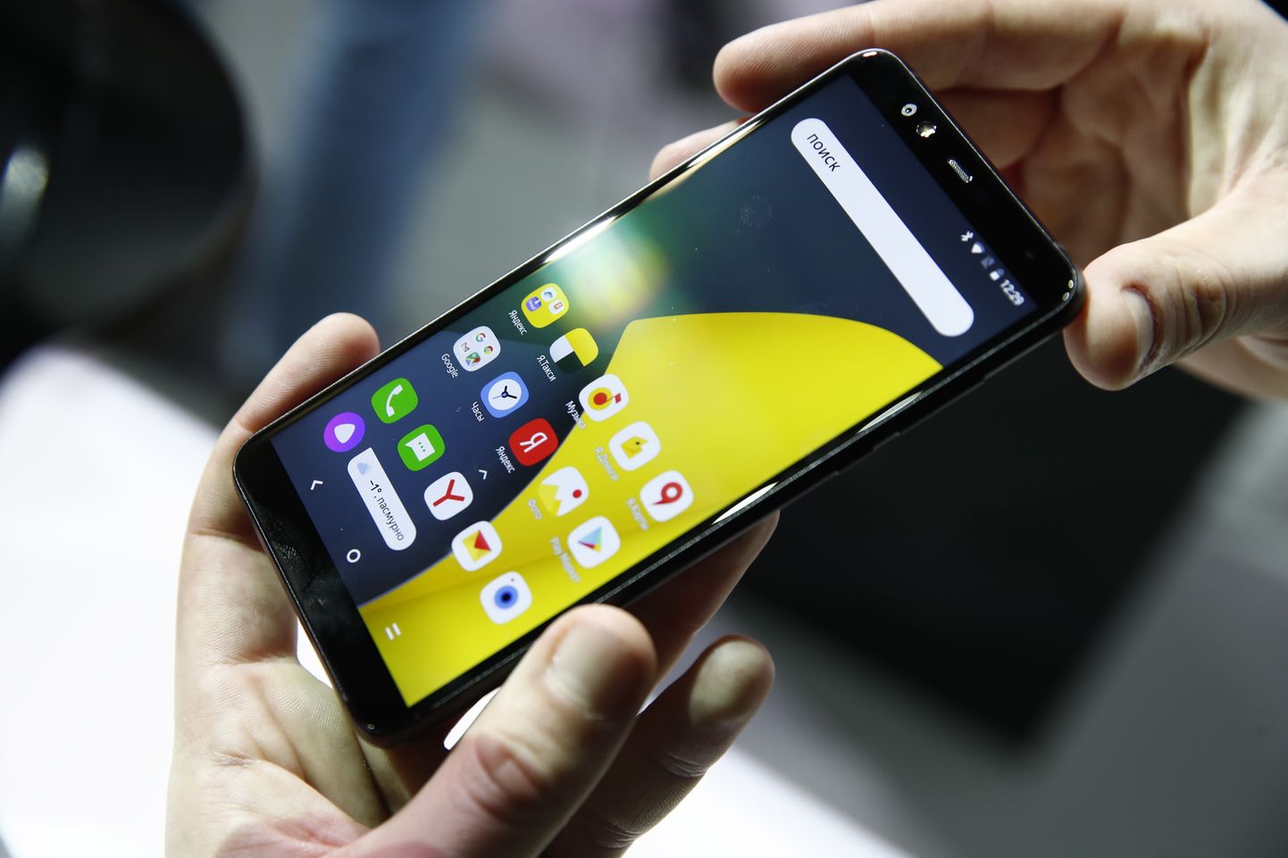«Яндекс» показал свой первый смартфон.