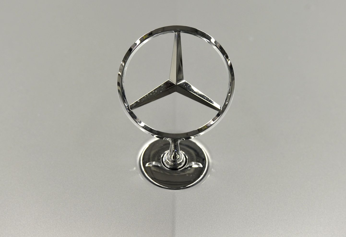 Mercedes-Benzi märk E-klassi autol.