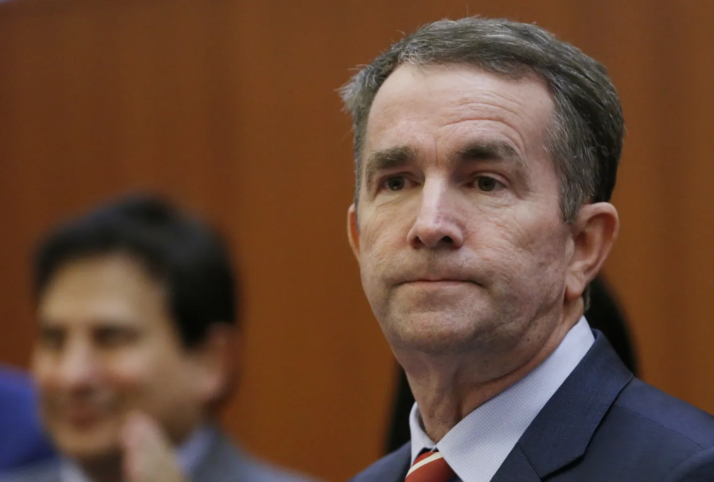 Ralph Northam reedesel pressikonverentsil.