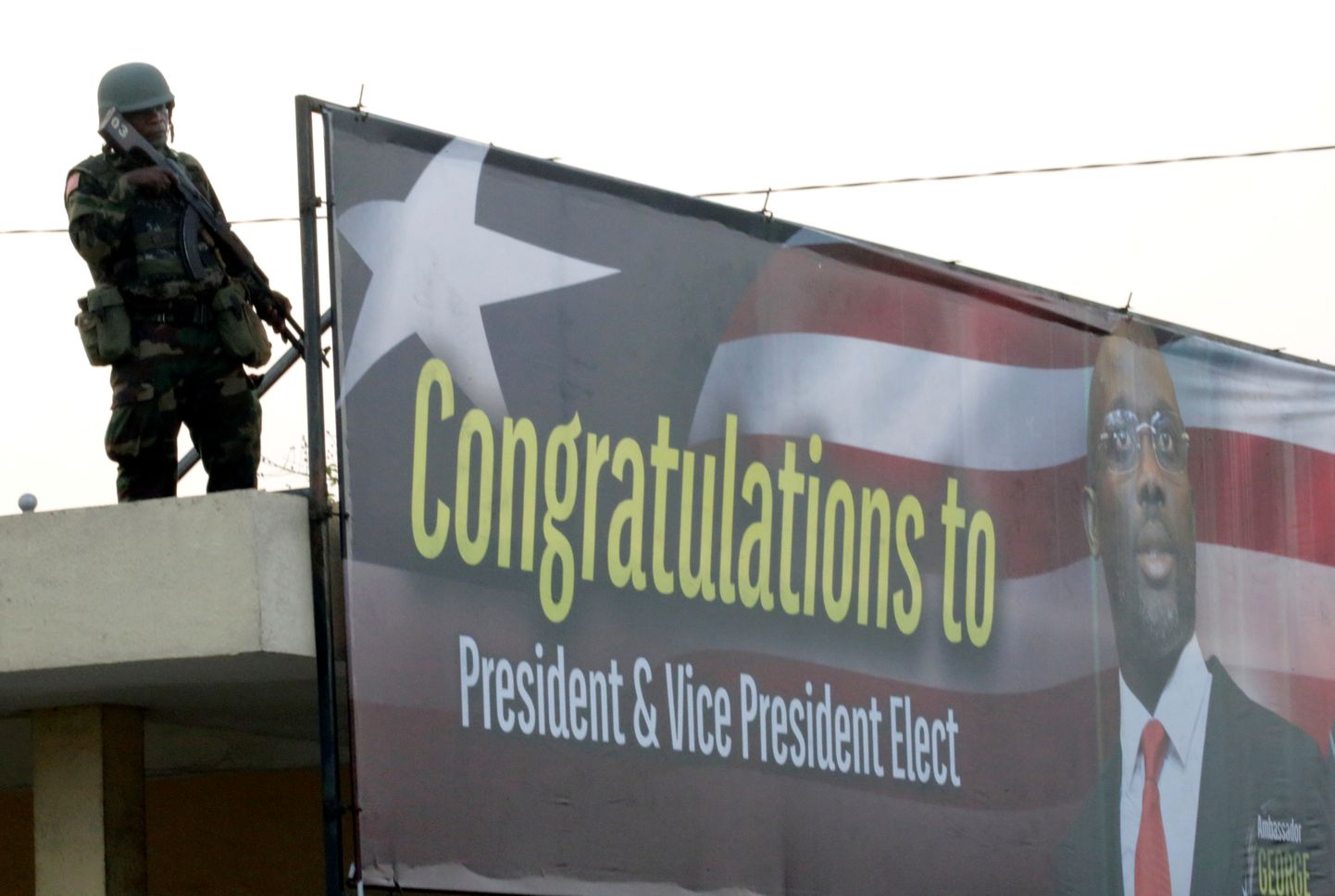 Libeeria sõdur president George Weah ametissevannutamise tseremooniat turvamas.