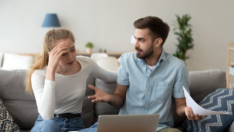 AHNE VÕI ÕIGLANE? ⟩ Mees nõuab abikaasa palgast poolt endale: naine on raevus, internet aga toetab meest