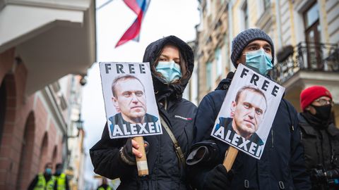 В Таллинне проходит акция в поддержку Навального, народ скандирует: "Путин - вор!"