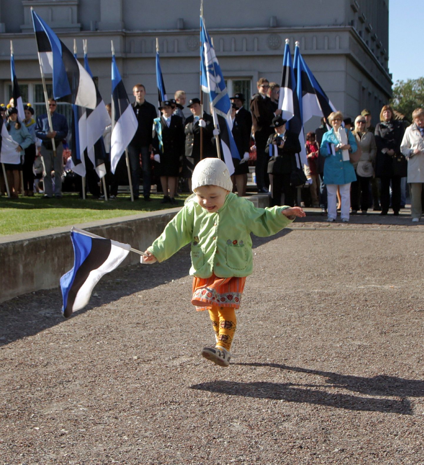 Eesti lipu 128. aastapäeva tähistati Pärnus kõnekoosoleku ja kontserdiga Rüütli platsil ja Vallikäärus.