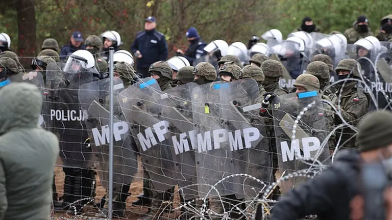 Натиску мигрантов противостоят тысячи польских пограничников, солдат и полицейских