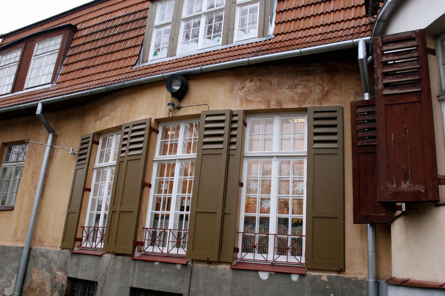 Tartu linnas tegutsev Naerumaa lastesõim aadressil Õpetaja 10 vajab toetust, et taastada vanal aknad, aknaluugid ja teha korda fassaad.