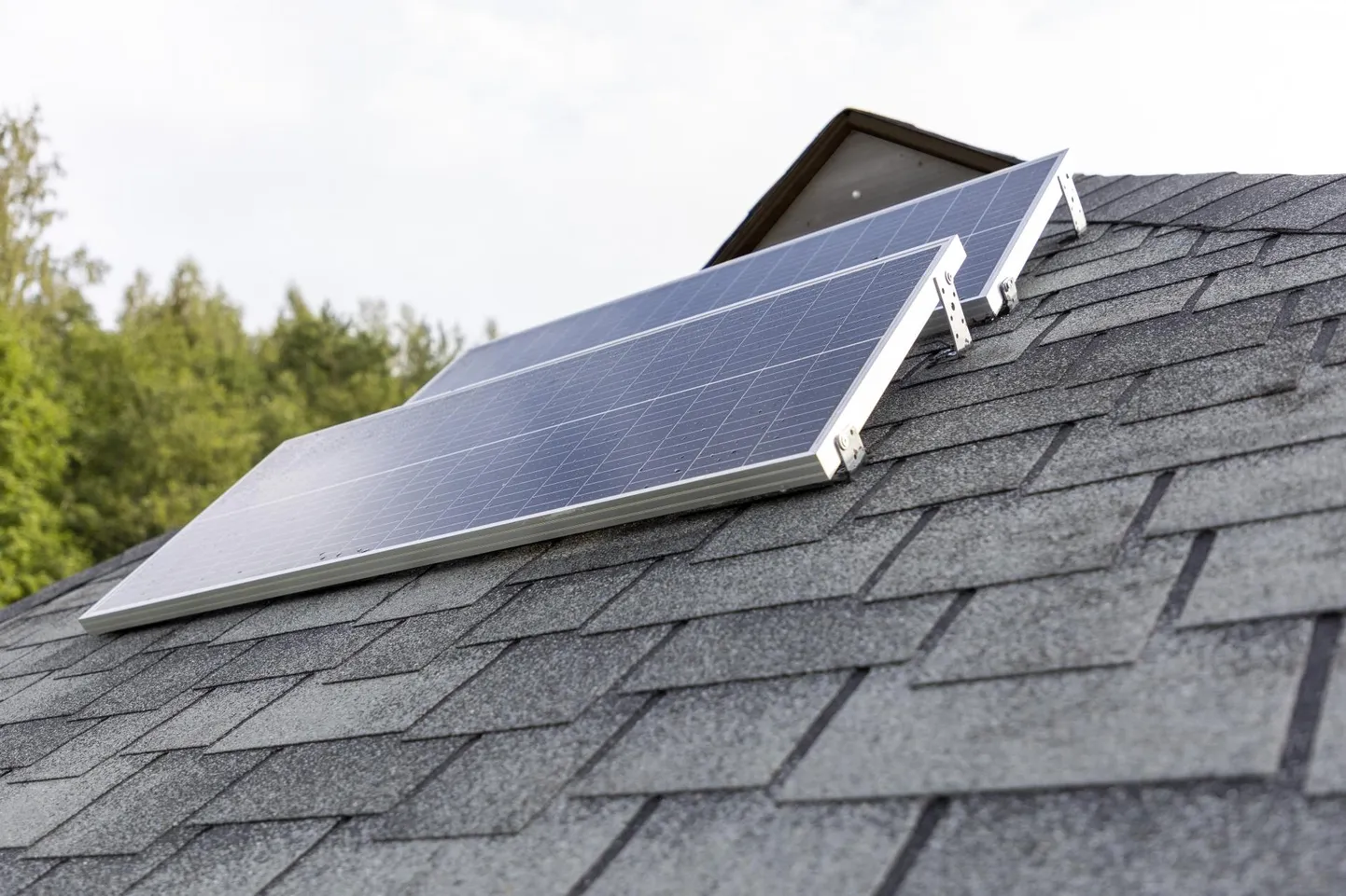 Elektrivarustuse tagavad katusele pandud päikesepaneelid.