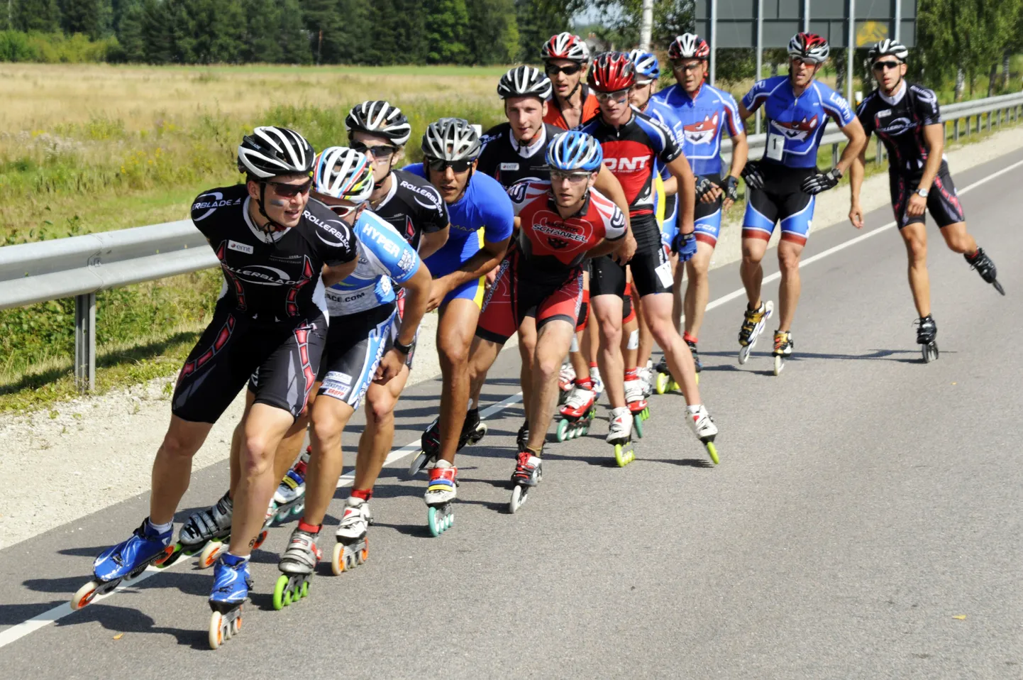 Tartu Rulluisumaraton. Võistlejad grupis.