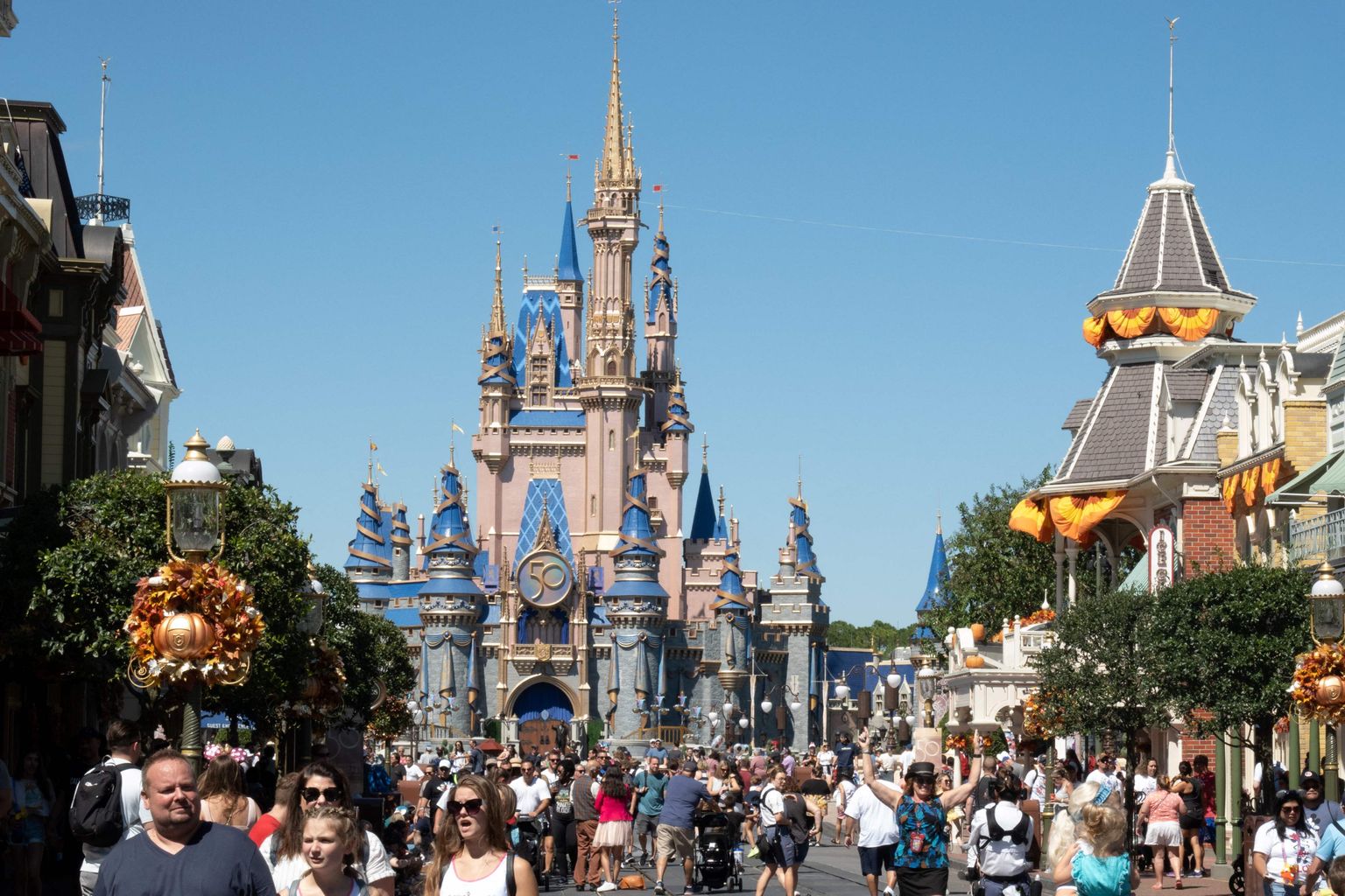 Külastajad Walt Disney Worldi teemapargis The Magic Kingdom.