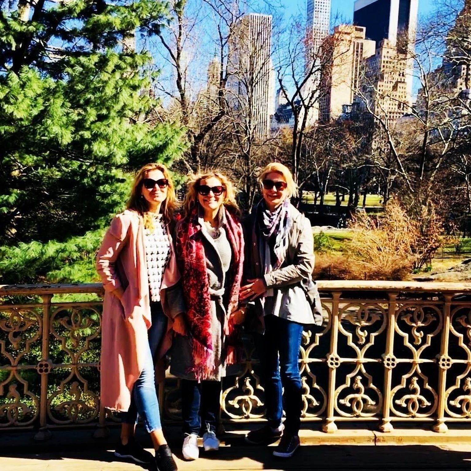 Anne: “Üks pilt on, kus oleme kolmekesi Central Parkis.” Ülle: “Kolm õde nõiduses.”