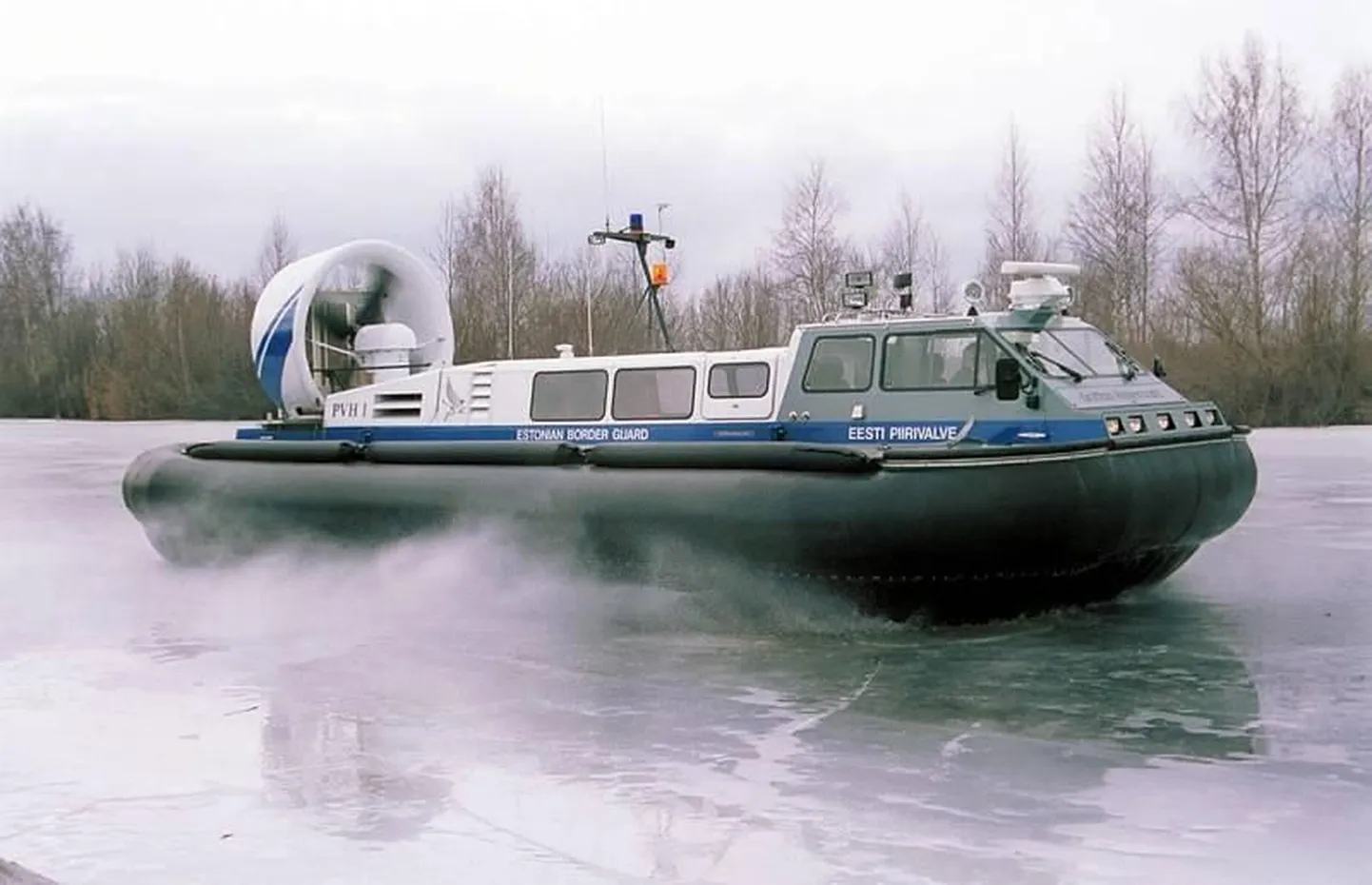 Pildil on piirivalve hõljuk Peipsi järvel.