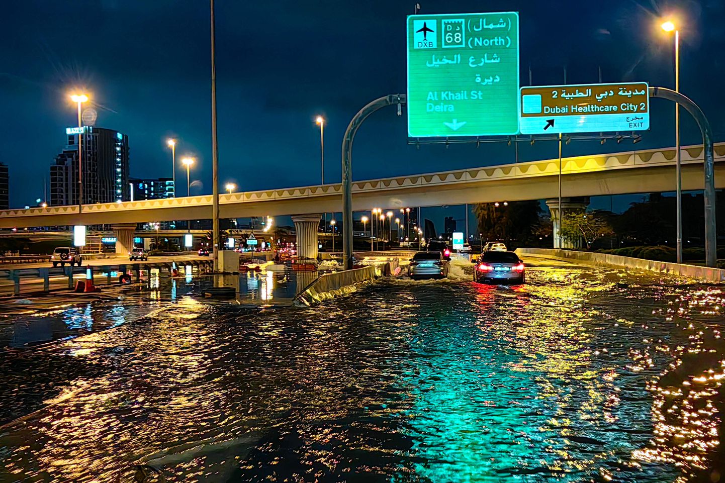 В Дубае рекордные ливни затопили город и парализовали аэропорт. В Омане - 18 погибших