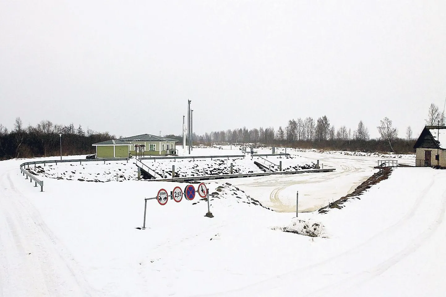 OÜ Eesti Autogaas rajab Piirissaare sadama naabruses asuva OÜ Latikas kala vastuvõtupunkti kinnistule (paremal) tankla, kus saavad kütust võtta nii maismaa- kui ka veesõidukite omanikud.
