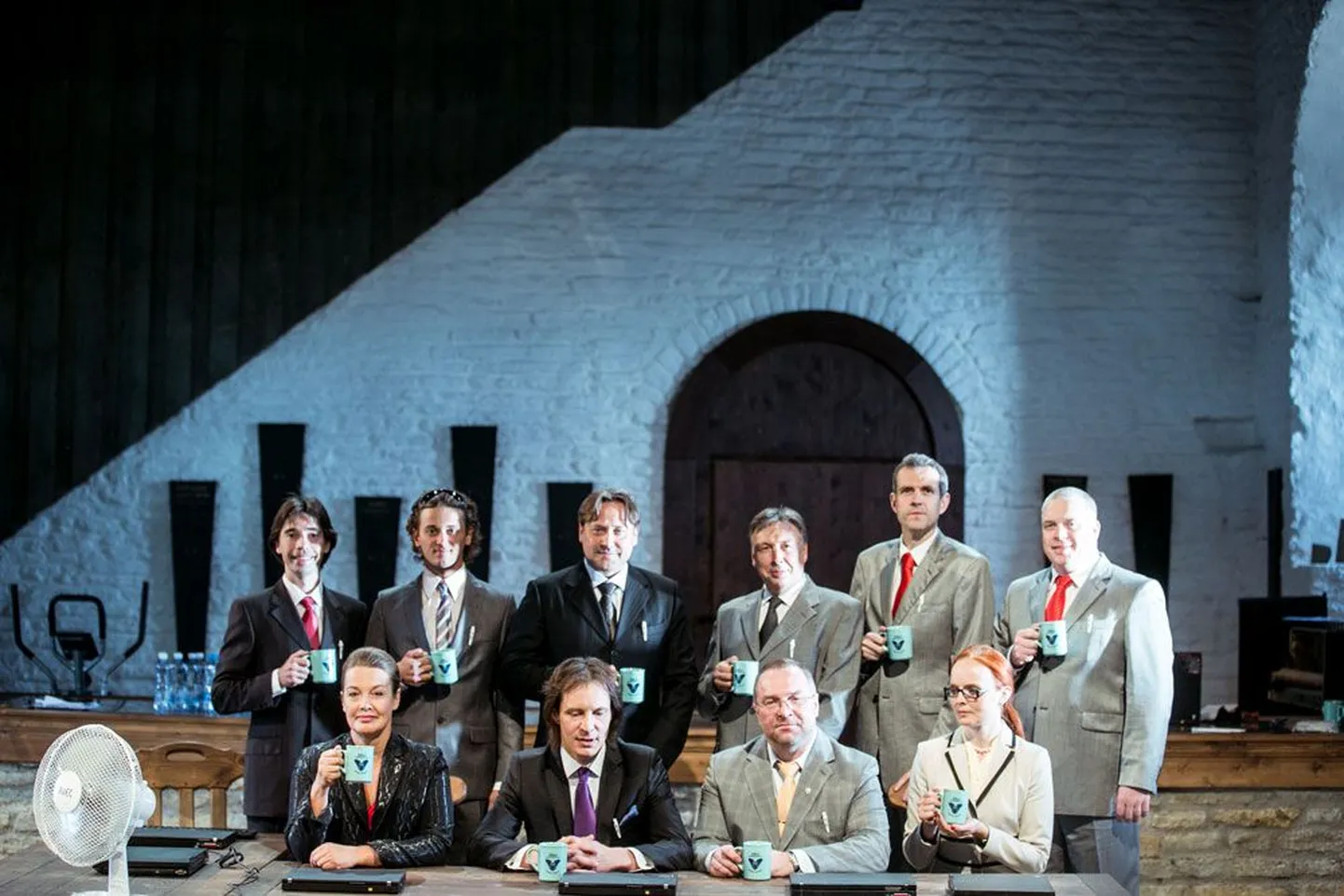 Uhked Eesti üle: Osric (Indrek Apinis, tagareas vasakult), Laertes (Robert Annus), Hamlet (Üllar Saaremäe), Horatio (Eduard Salmistu), Guildenstern (Velvo Väli) ja Rosencrantz (Tarvo Sõmer) ning Gertrud (Epp Eespäev, esireas vasakult), Claudius (Indrek Saar), Polonius (Peeter Tammearu) ja Ophelia (Kersti Heinloo).