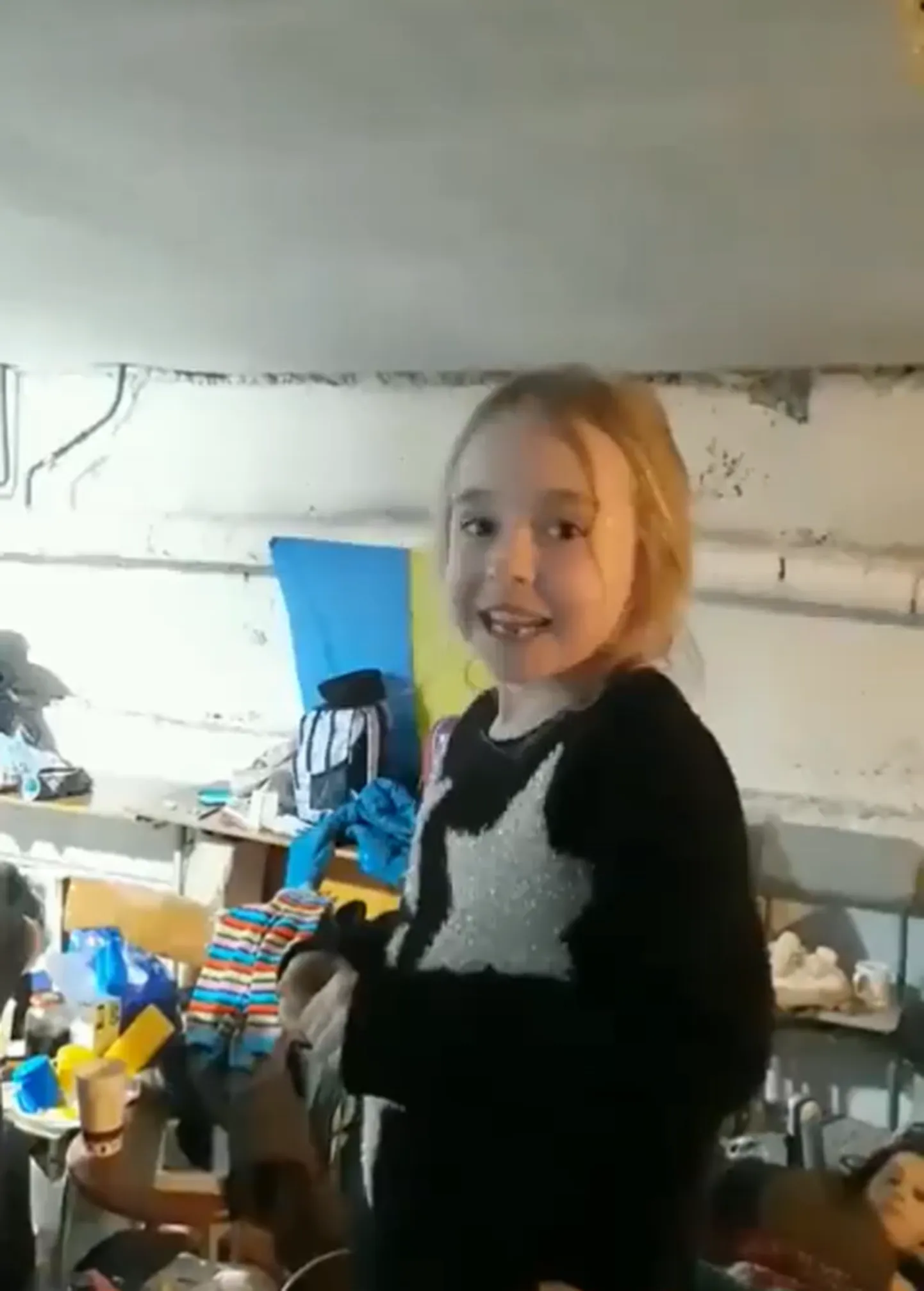 Pommivarjendis esinev Amelia.